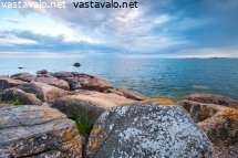 kalliorantaa-ja-sadepilvia