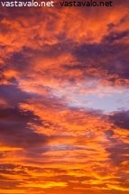 auringonlaskun-varikkaita-pilvia
