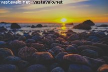 rantakivikko-auringonlaskussa