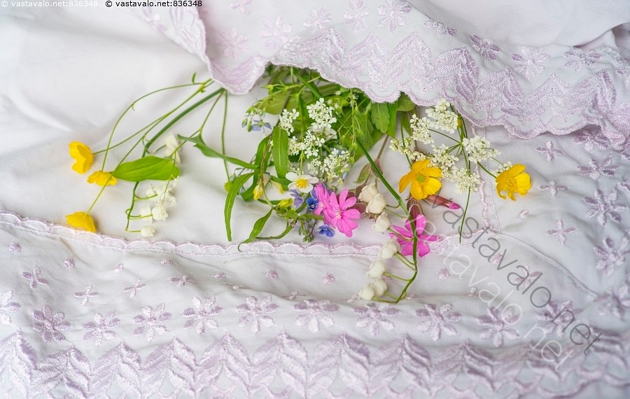 Kuva Seitsemän erilaista kukkaa tyynyn alla juhannus juhannustaika