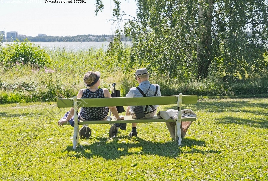 kuva-vanhuksia-puistossa-kes-ll-vanha-pariskunta-vanhukset-penkki