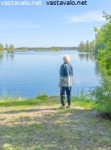 seniorin-luonnossa-liikkuminen-syyspaivana