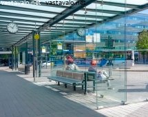 ihmisia-bussipysakilla-odottamassa-bussia