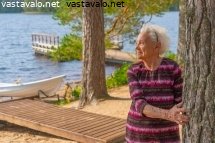 vanhuksen-kesapaivan-viettoa-rannalla