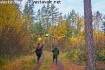 iloisia-ihmisia-metsassa