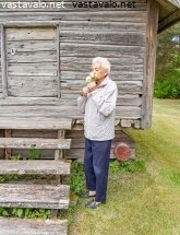 kesa-tuoksuu-juhannusruusulle