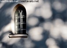 tummat-varjot-kirkon-ylla