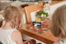lapset-tuijottavat-kannykan-ruutua