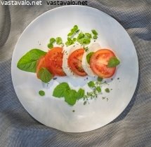 tomaattia-mozzarellaa-ja-yrtteja