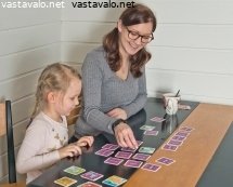 tytot-pelaa-muistipelia