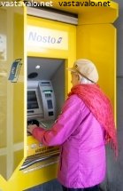 vanhus-nostaa-kateista-automaatista