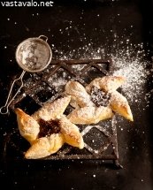 joulutorttuja-tomusokerilla-kuorrutettuna