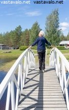 vanhus-ulkoilee-kesaisessa-maisemassa