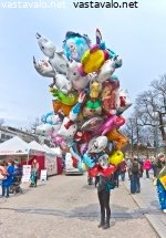 ilmapallokauppias-myy-vappupalloja-torilla
