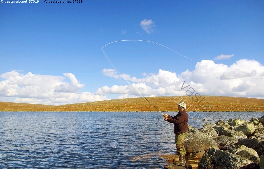 Kuva: Perhokalastaja - kalastaja kalastaa perho kalastus vapa järvi syksy  ruska tunturi - Kuvapankki