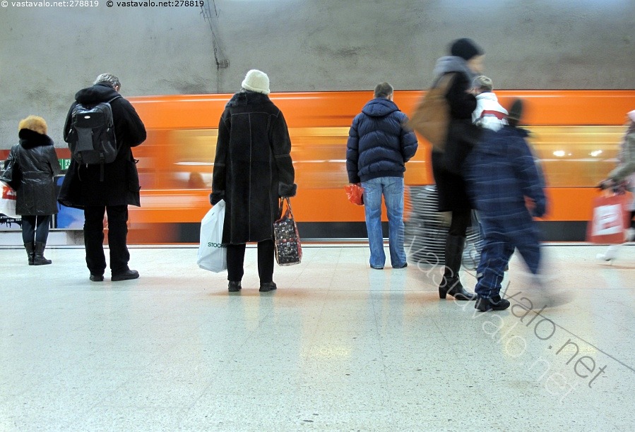 kuva-maanalaista-matkantekoa-metro-maanalainen-metrojuna