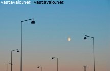 yksi-iso-ja-muutama-pieni-lamppu