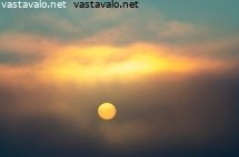 aurinko-sumun-takana