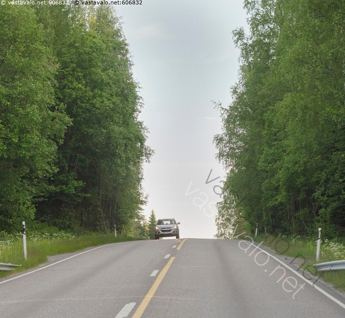 Kuva Valtatie 23 valtatie 23 kesä ohituskielto sulkuviiva kaide mäki