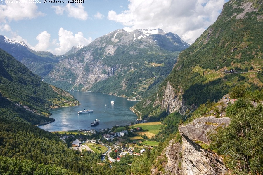 kuva-geiranger-geiranger-norja-vuono-kyl-meri-vesi-merivesi-vuori