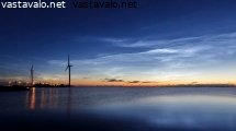 elokuun-valaisevat-yopilvet