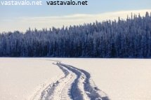 moottorikelkan-jalki-jarven-jaalla