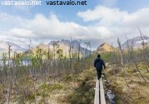 retkeilija-vuoristomaisemassa