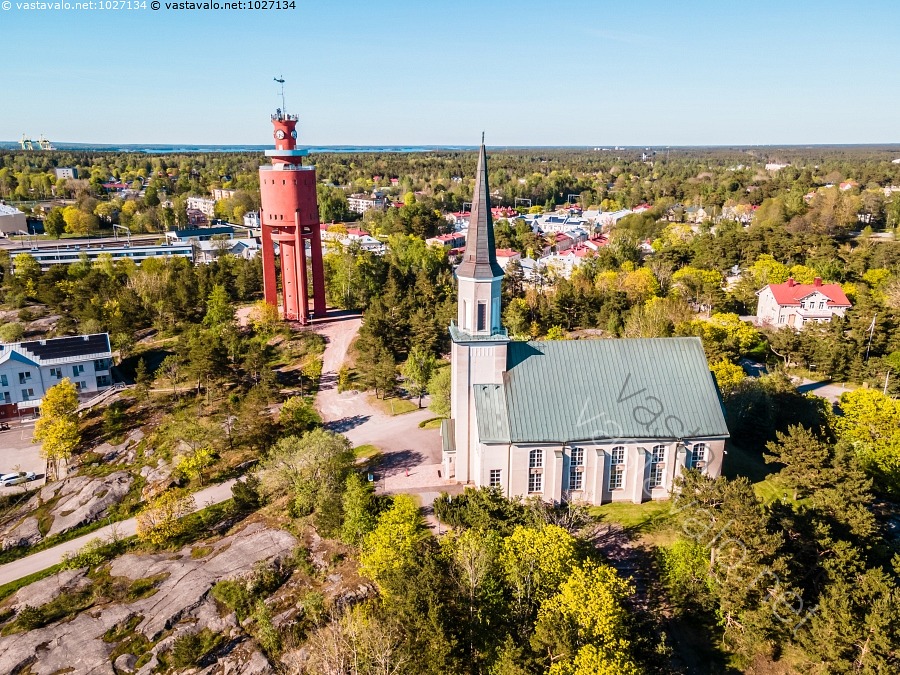 kuva-hangon-kirkko-ja-vesitorni-hangon-kirkko-hanko-dronekuva