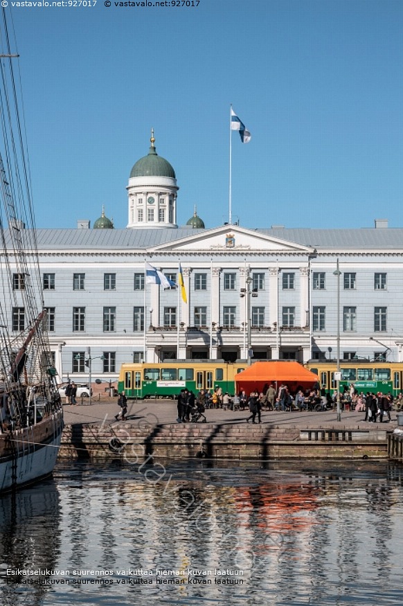 kuva-kauppatori-helsingin-kaupungintalo-tuomiokirkko-kauppatori