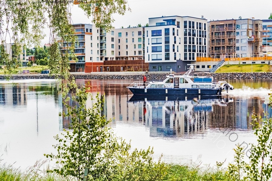 Kuva Pielisjoella Pielisjoki joki virtaus kesä vene kerrostalo