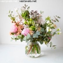 morsiuskimppu-odottamassa-vihkimista