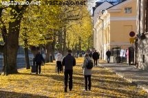 syyslehtia-ja-jalankulkijoita
