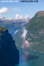 pilvia-vuorenhuippujen-alapuolella