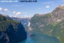 henkeasalpaava-nakyma-geirangerinvuonolle