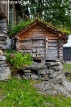 kauniisti-harmaantunut-aittarakennus