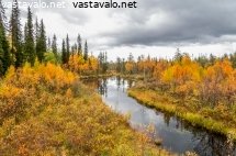 joki-ruskan-keskella