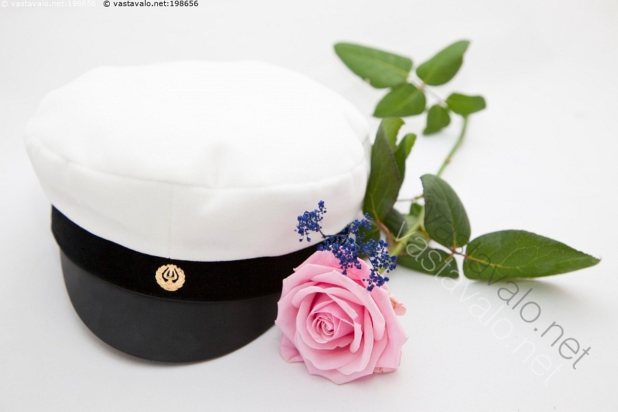 Kuva Ruusu ja ylioppilaslakki ylioppilas oppilas koulunkäynti koulu