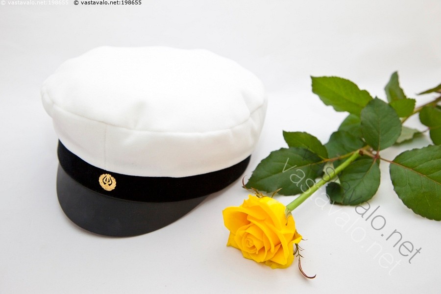 Kuva Ruusu ja ylioppilaslakki ylioppilas oppilas koulunkäynti koulu