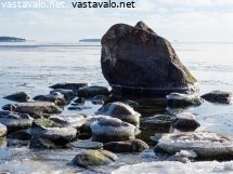 pakkasen-koristelemat-rantakivet