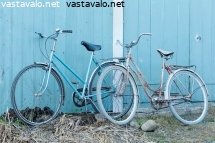 kaksi-pyoraa-seinustalla