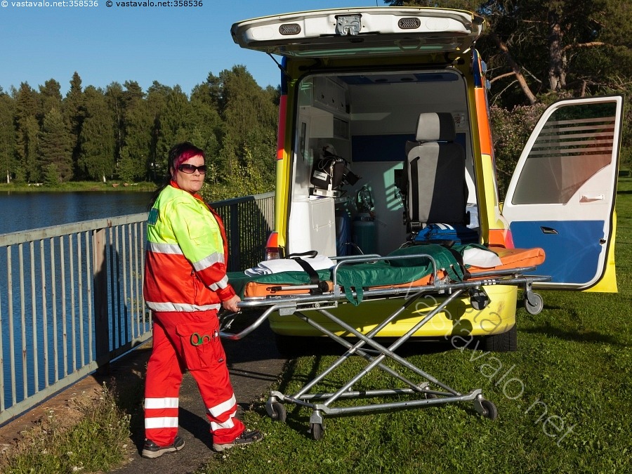 Kuva Ambulanssi Ja Ensihoitaja Ambulanssi Sairaankuljetus kuva-ambulanssi-ja-ensihoitaja-ambulanssi-sairaankuljetus