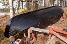 vasta-tervattu-vene-kuivumassa