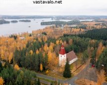 syvanniemen-kirkko-syksyisen-jarvimaiseman-keskella