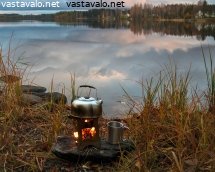 iltakahvit-risukeittimella-jarven-rannalla