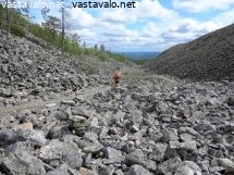 kellostapulikurun-kivikkoa-ja-vaeltaja