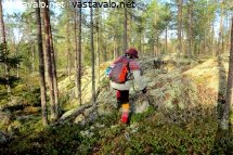 vaeltaja-jylhankalliolla