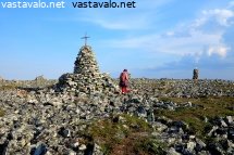 vaeltaja-ja-keskinenlaen-kivirakennelmia