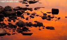 auringonlaskun-punavalo-rantavedessa