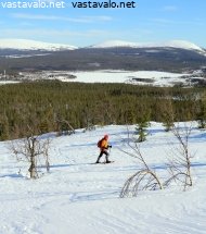 tunturimaisema-ja-lumikenkailija