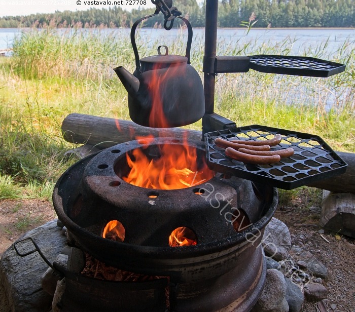  Nokipannukahvit - kahvipannu nokinen kahvinkeitto nuotio grillauspaikka makkarat grillissä retkeily ulkoilu tuli noki liekki liekit palaa tulipesä rantamaisema nokipannukahvit pannukahvi grillaaminen grillaus grillipaikka grillausta tulentekopaikka